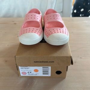 Native Girl/toddler size 7 Juniper shell white sandals with box.